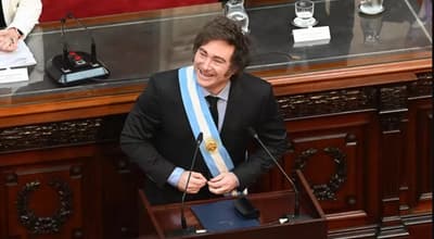 Milei propone cobrar servicios a extranjeros y deportar delincuentes