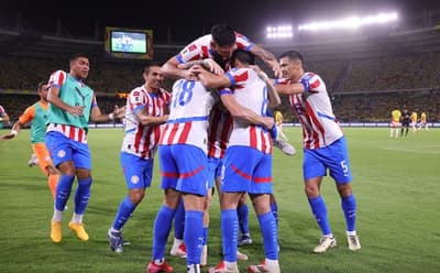 Con garra y corazón, la Albirroja remonta y queda a un paso del Mundial