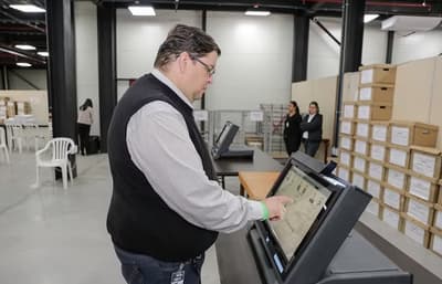 Suspenden licitación de máquinas de votación del TSJE