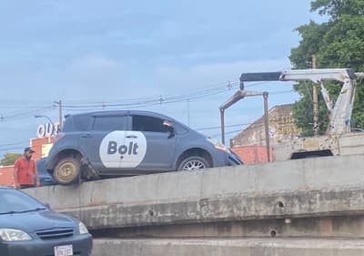 Conductor de plataforma se sube al cordón central y avanza como si nada