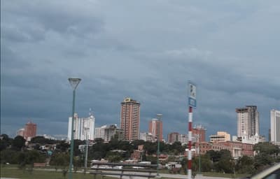 Jornada fresca a cálida con cielo cubierto y vientos del sur