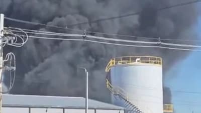 Voraz incendio consume fábrica de alcohol en Paraguarí