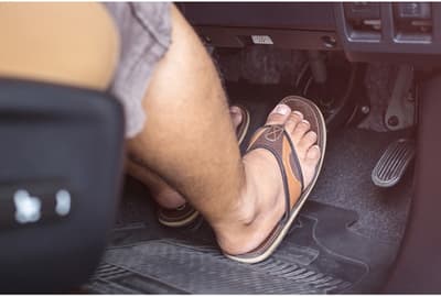 Caminera aclara si se puede manejar o no con zapatillas