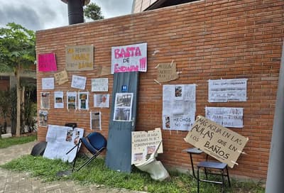 Estudiantes de Arquitectura de la Católica protestan por falta de sillas y aulas inundadas