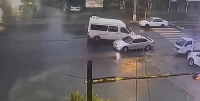 Furgoneta del Ministerio de Justicia cruzó en rojo y causó un accidente en Villarrica