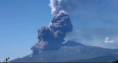 Italia: Volcán Etna entra en erupción con fuertes explosiones