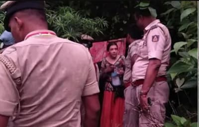 Vivían en una cueva y comían solo fideos: hallan en India a una mujer rusa con sus hijas