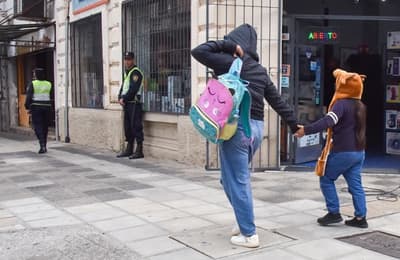Escuela ajusta entrada a las 8:00 por frío extremo