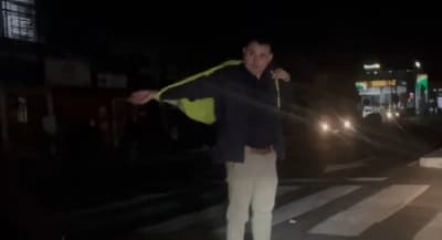 Ciudadano se convierte en improvisado agente de tránsito durante apagón en Asunción