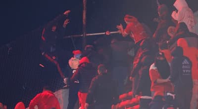 Batalla campal entre hinchas de Independiente y la U de Chile dejó varios heridos