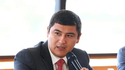 Oviedo critica gestión de Peña por endeudamiento y concentración de poder