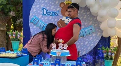 Con la ‘panza’ puesta, un papá brilló en el baby shower mientras su esposa era internada