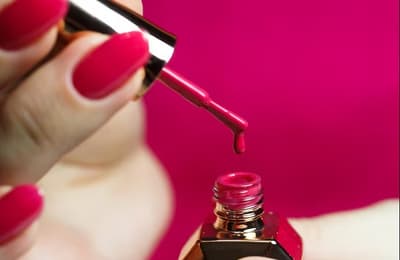 Dinavisa prohíbe el uso de químicos en esmaltes de uñas