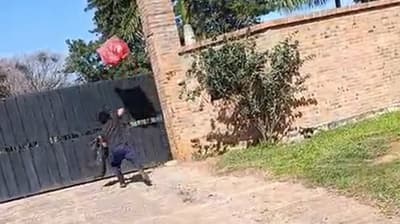 Vecinos arrojaron basura dentro de la casa del gobernador Denis Lichi en rechazo a un vertedero