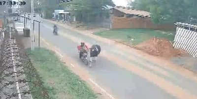 Vaca embiste a motociclista en un insólito accidente en San Lorenzo