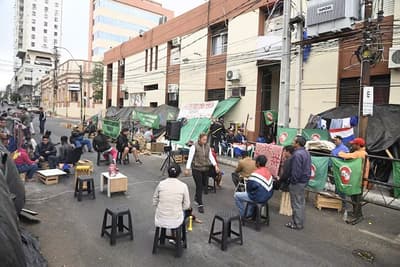 Campesinos mantienen protesta frente al Indert