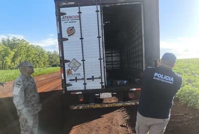Camión de encomiendas es asaltado por un grupo armado en Capitán Meza
