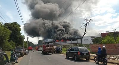 Bomberos controlaron incendio en fábrica de colchones tras arduo trabajo en Avelino Martínez