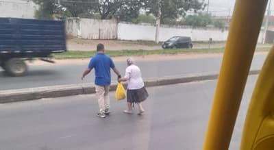 Chofer asistió a abuela para cruzar la ruta