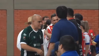 Abucheos a Bachi Núñez en torneo de salón