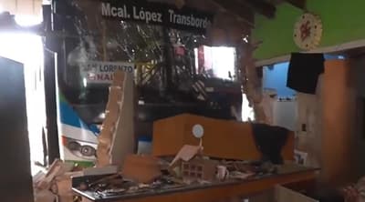 Colectivo choca vivienda y deja una mujer grave