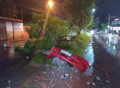 Ñemby: Menor al volante choca contra columna y árbol