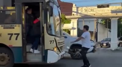 Se plantó frente a un bus y casi fue atropellado