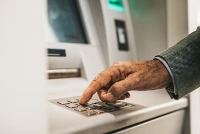 Pagos en el sector público inician con adultos mayores