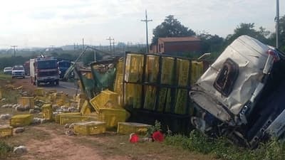 Camión con más de 4.000 gallinas volcó en Emboscada sobre la ruta PY03