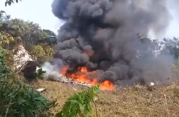 Avión militar con más de 100 soldados cae en Colombia