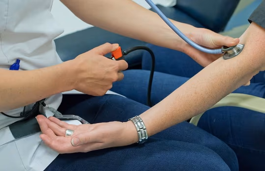 Proponen controles de salud gratis en farmacias