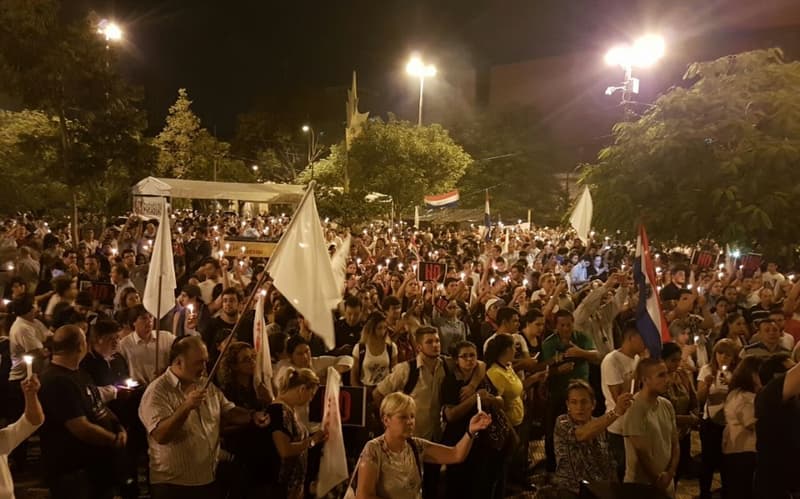 Masiva protesta contra la reelección