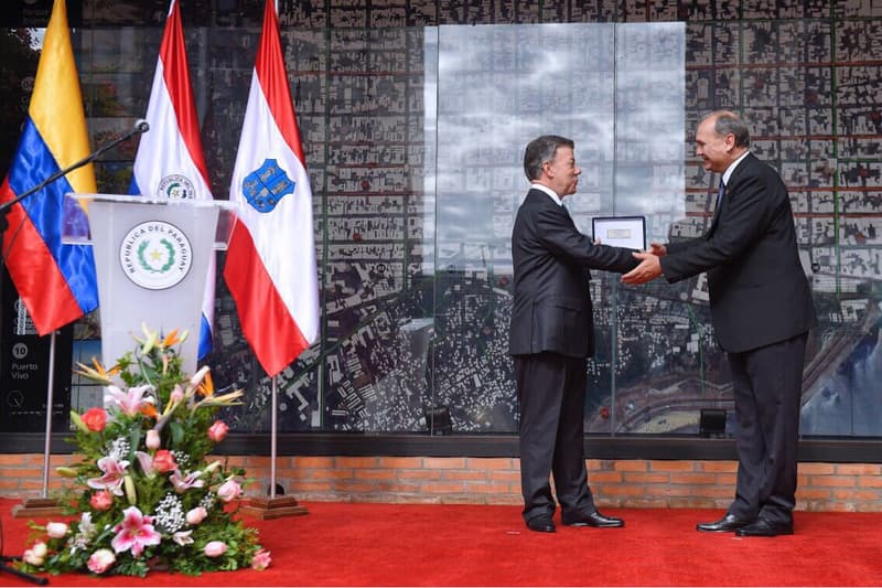 Entregan la llave de la ciudad de Asunción a mandatario colombiano