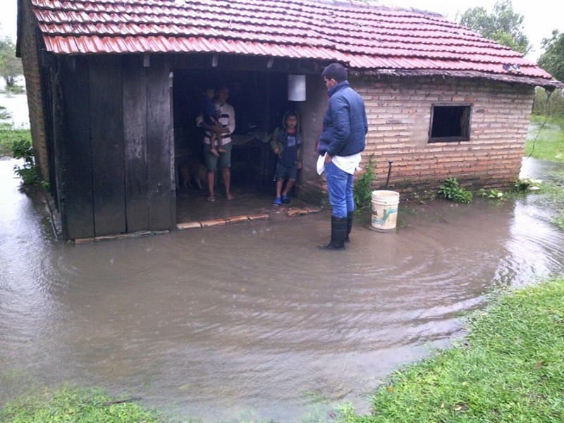 Tractor transporta a médicos voluntarios hasta Yabebyry
