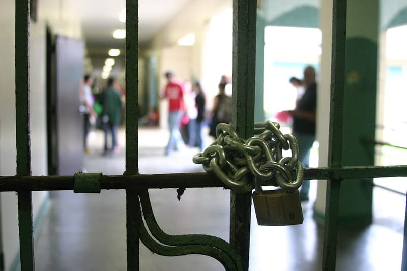 Madres toman escuela y esperan presencia del Ministro de Educación