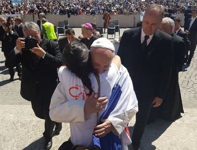 Reencuentro del Papa Francisco con joven paraguaya