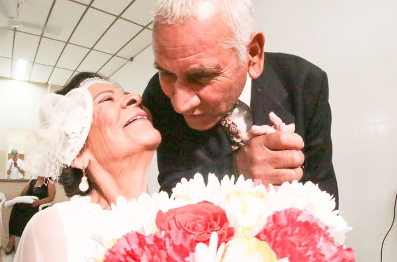 Conmovedora boda comunitaria en Hospital del Cáncer