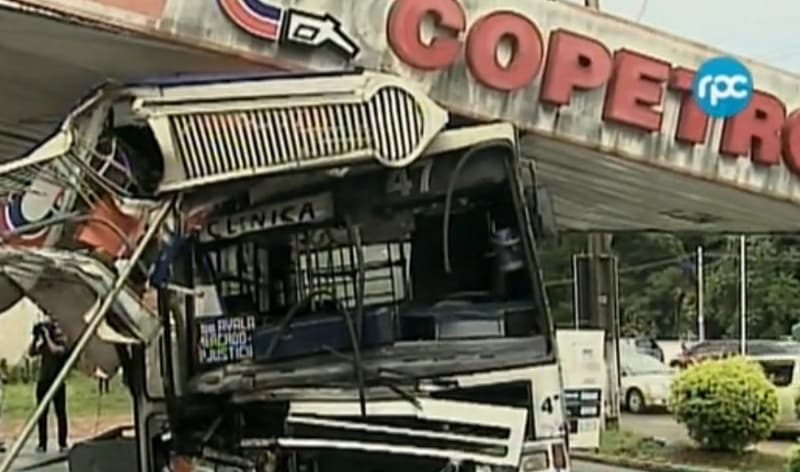 Alocada carrera de buses acaba en choque