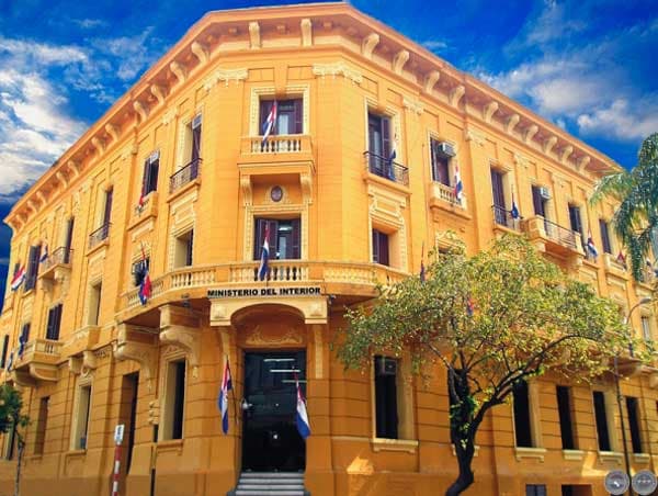 Roban camioneta del Ministerio del Interior