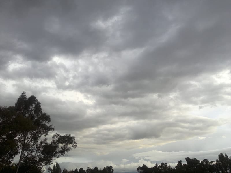 Martes gris, fresco y con tormentas eléctricas