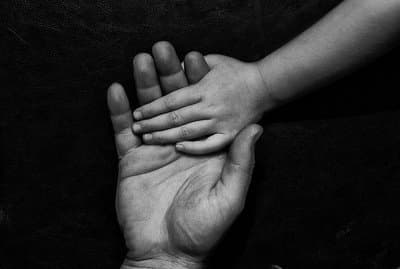 Padre e hijo ruegan por ayuda