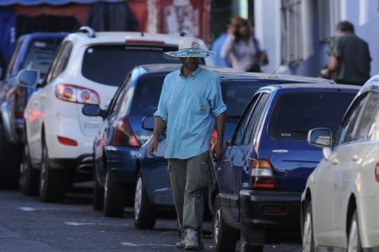 Cuidacoches sostienen estar disconformes con estacionamiento tarifado