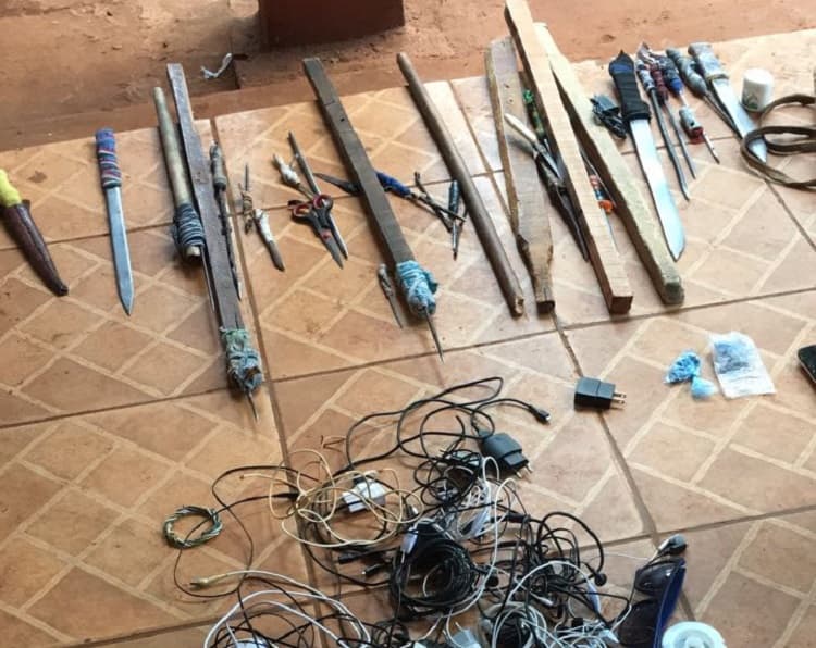 Armas blancas y celulares incautados en el Este