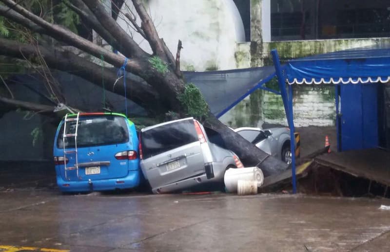 Lluvias severas provocan caos por raudales y cortes de energía