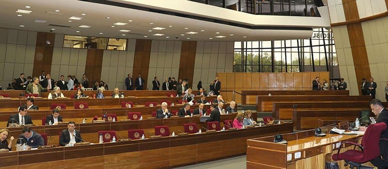 Senado aprueba ajuste de salario para sector docente