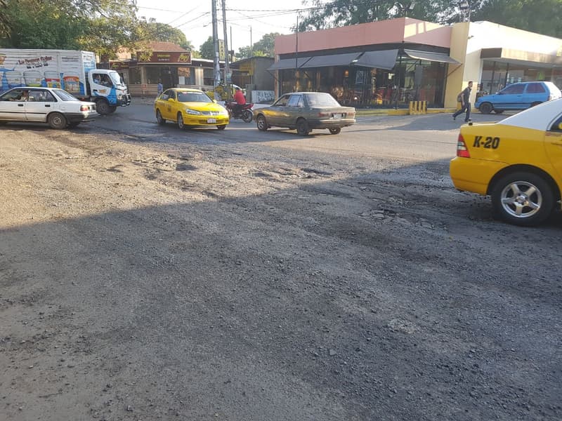 Avenida lambareña en ruinas, "por desidia de autoridades"