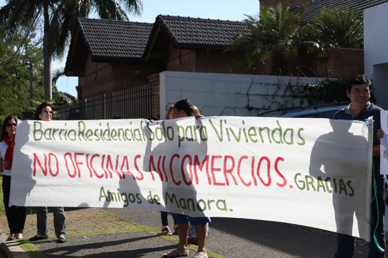 Vecinos de Carmelitas se manifiestan contra comercios