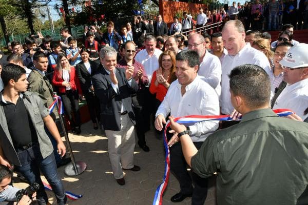 Ante reclamo, Cartes ningunea a joven