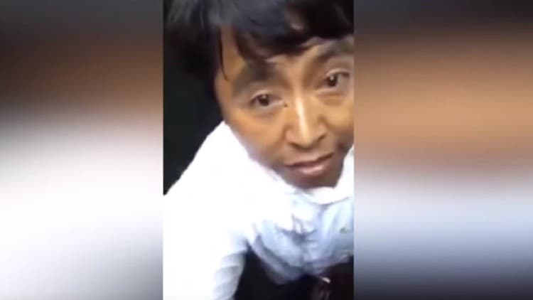 Diputado se lanza a un pozo para salvar a mascota