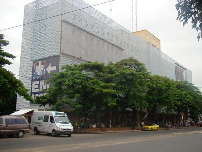 Mujer es apuñalada durante caminata